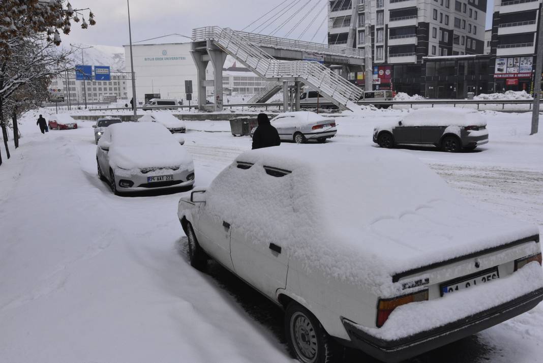 Bitlis’te beyaz bereket 77 köy yolunu ulaşıma kapattı 2